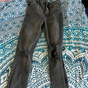 BLACK RIPPED JEANS
